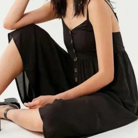 UO Tootsie Button-Down Cropped Jumpsuit - Picture 2 of 4